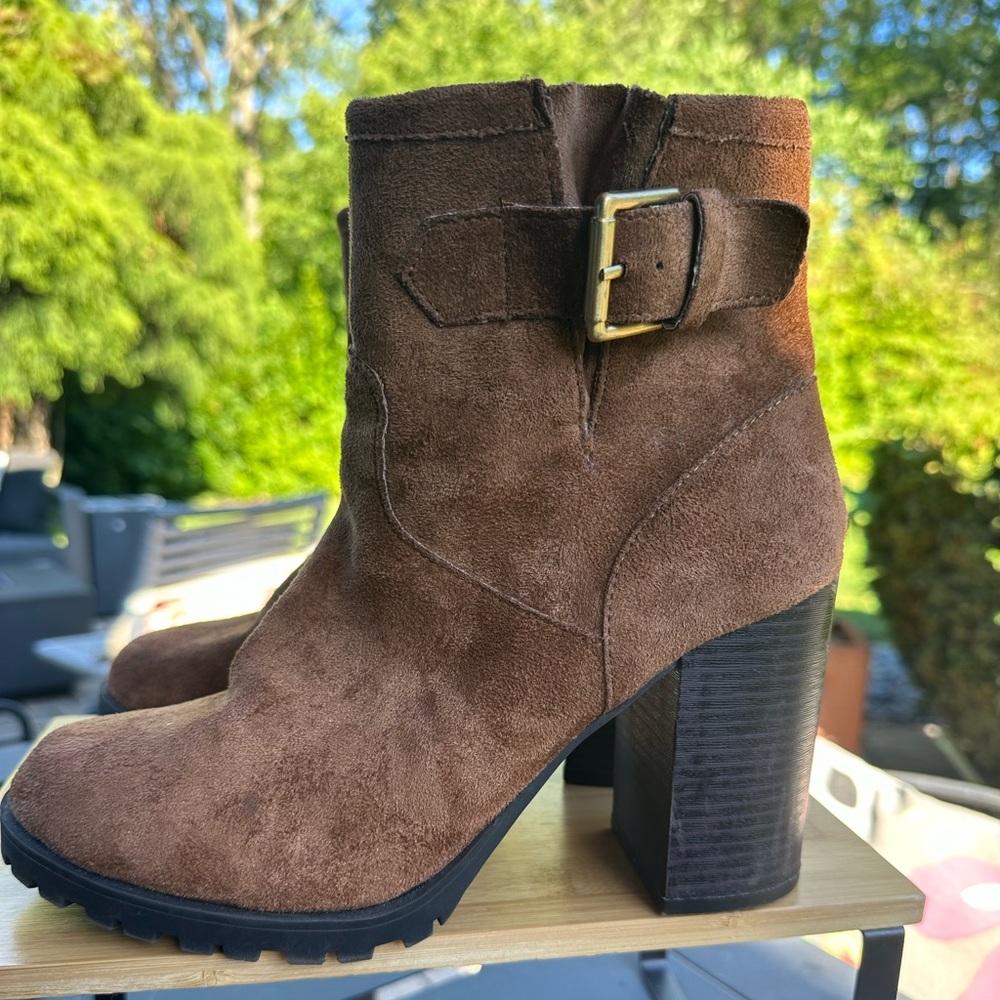 A.N.A. Suede Ronnie Ankle Booties with Heels. Women’s Sz 9. Memory Foam Interior